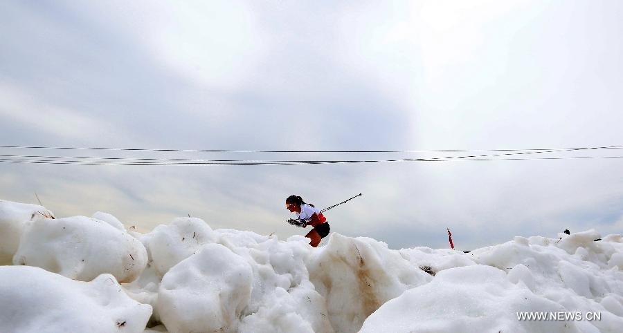 La skieuse norvégienne Linn Ryen skie dans  la compétition du Ski d'été 2013 à Yakeshi, dans la région autonome de Mongolie intérieur(nord de la Chine), le 19 juin 2013. (Xinhua/Li Ying) 