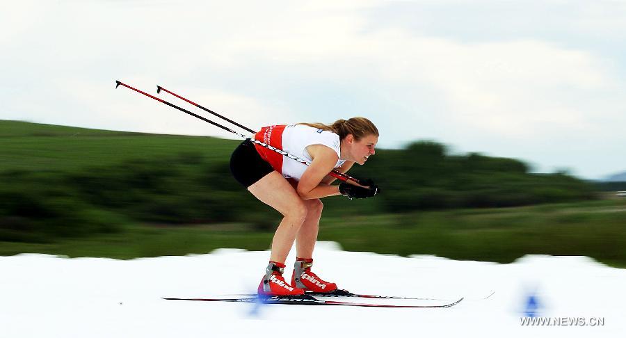 La skieuse suédoise Christina Lovald Hellberg skie dans  la compétition du Ski d'été 2013 à Yakeshi, dans la région autonome de Mongolie intérieur(nord de la Chine), le 19 juin 2013. (Xinhua/Li Ying) 