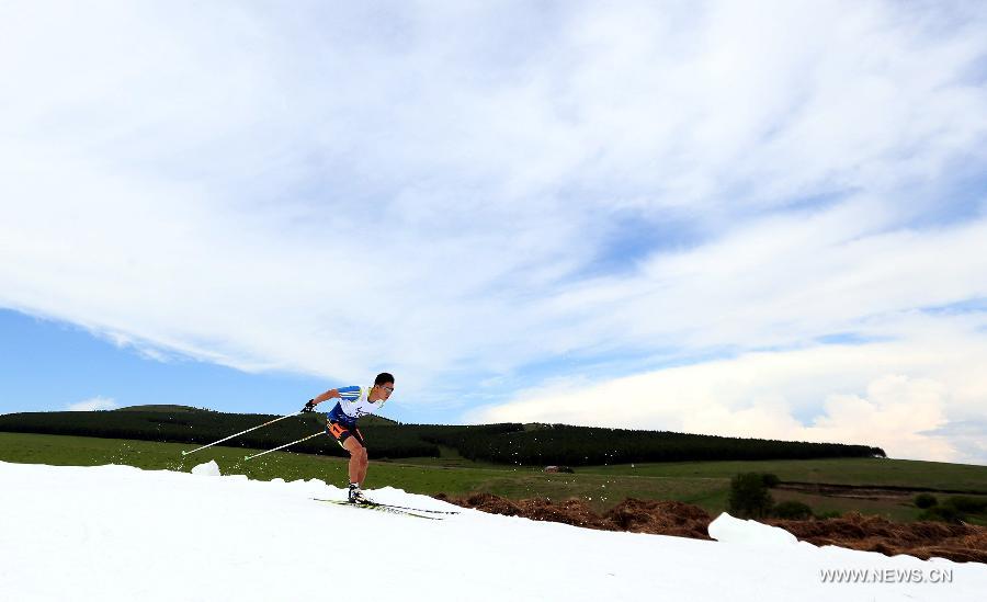 Le skieur chinois Sun Qinghai skie dans  la compétition du Ski d'été 2013 à Yakeshi, dans la région autonome de Mongolie intérieur(nord de la Chine), le 19 juin 2013. (Xinhua/Li Ying) 