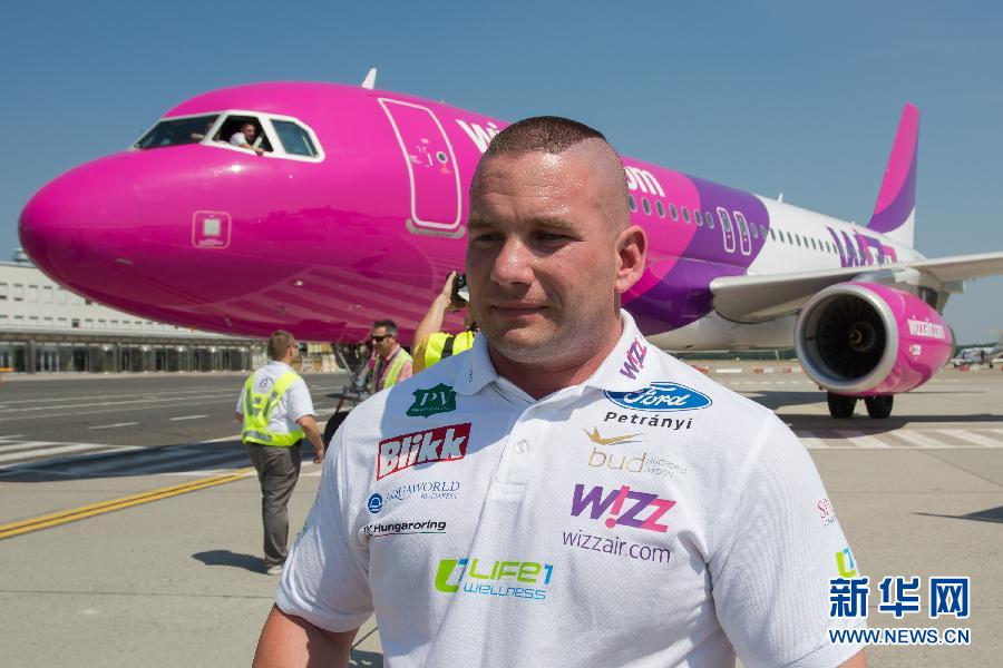 Le 20 juin 2012 à l'Aéroport international de Budapest-Ferenc Liszt, Zsolt Sinkatook pose devant l'avion A320 qu'il vient de tirer avec ses dents.