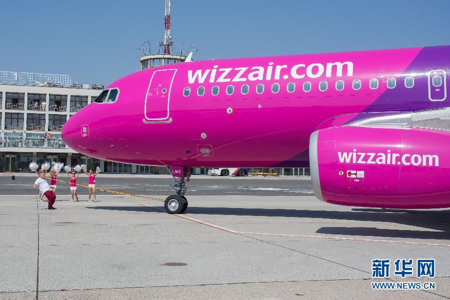 Le 20 juin 2012 à l'Aéroport international de Budapest-Ferenc Liszt, Zsolt Sinkatook tracte avec ses dents un avion A320 pesant plus de 50 tonnes. 