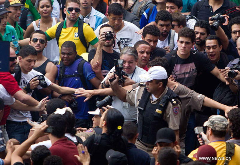 Brésil: les manifestants envahissent les villes principales  (3)