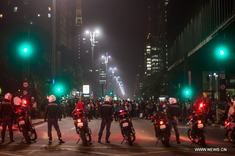 Brésil: les manifestants envahissent les villes principales  (2)