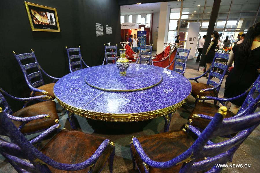 Photo prise le 22 juin, montrant une table et des chaises émaillées lors de l'exposition Luxury China 2013 à Beijing, le 22 juin 2013. Cette exposition de 3 jours a débuté samedi, avec la participation de plus de 300 exposants. [Photo / Xinhua]
