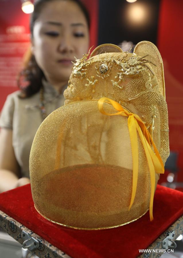 Photo prise le 22 juin, montrant une tiare d'empereur de la dynastie Ming (1368-1644) lors de l'exposition Luxury China 2013 à Beijing, le 22 juin 2013. Cette exposition de 3 jours a débuté samedi, avec la participation de plus de 300 exposants. [Photo / Xinhua]