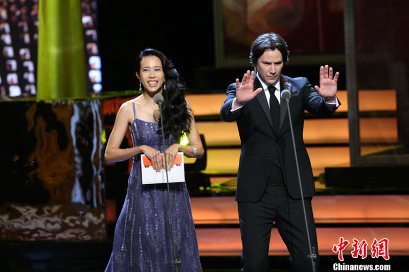 Le 23 juin, Karen Mok et Keanu Reeves décernent le prix du meilleur réalisateur.