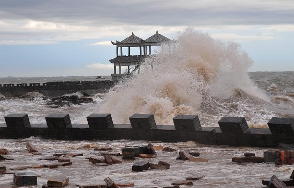 Une vague énorme déferle sur la plage du village de Leshan dans la ville de Fangchenggang, dans la Région Autonome Zhuang du Guangxi, dans le Sud de la Chine, le 23 juin 2013. La tempête tropicale Bebinca a apporté de fortes pluies dans le Guangxi. [Photo / Xinhua]