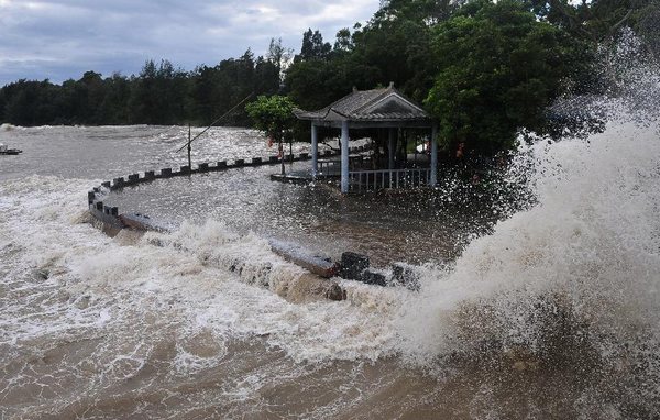 Une vague énorme déferle sur la plage du village de Leshan dans la ville de Fangchenggang, dans la Région Autonome Zhuang du Guangxi, dans le Sud de la Chine, le 23 juin 2013. La tempête tropicale Bebinca a apporté de fortes pluies dans le Guangxi. [Photo / Xinhua]