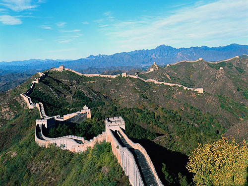 La longueur totale de la Grande Muraille atteint 6700 kilomètres. Sa construction a débuté il y a 2000 ans pour s'achever en 1369 à l'époque de la dynastie des Ming.