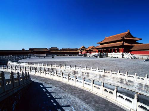 La Cité interdite, également connue sous le nom de Palais impérial, est située au cœur de Beijing. Elle fut le centre du pouvoir des dynasties Ming et Qing de 1420 à 1912, jusqu'à l'abdication du dernier empereur de la période féodal, Puyi. La Cité interdite a été inscrite au patrimoine culturel mondial de l'UNESCO en 1987.
