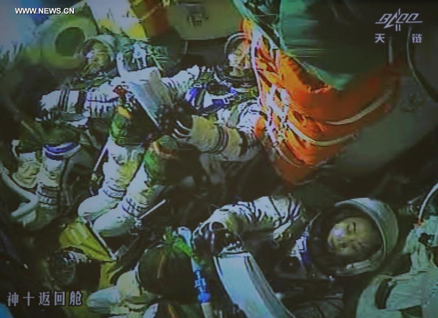 EN IMAGES: Retour sur Terre de la capsule spatiale chinoise Shenzhou-10 