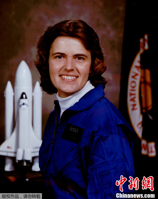 Shannon Lucid, la femme astronaute avec la plus longue durée de vol en 188 jours, 4 heures et 14 secondes. Le 22 mai 1996, elle a pris le vaisseau Atlantide STS76 en déplacement vers la station spatiale Peace. Elle est revenue sur Terre le 26 septembre de la même année.