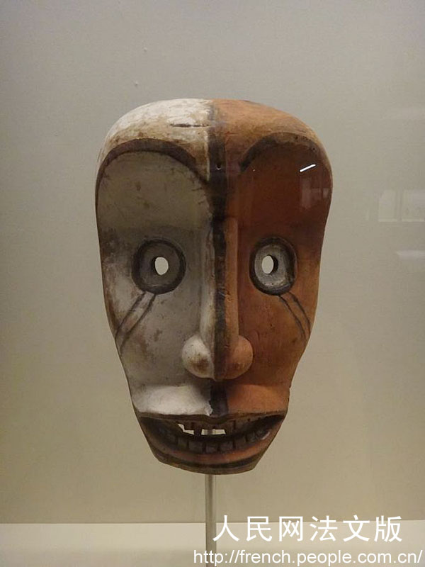 Un masque en bois coloré du Congo 