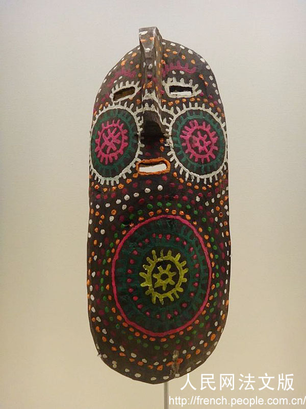 Un masque Huichol en bois coloré du Mexique
