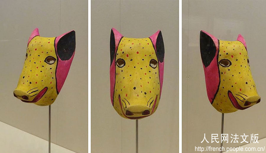 Un masque en forme de tête de cochon en bois coloré du Mexique
