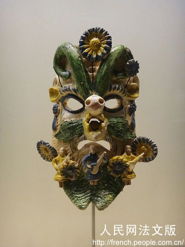 Un masque en terre cuite du Mexique