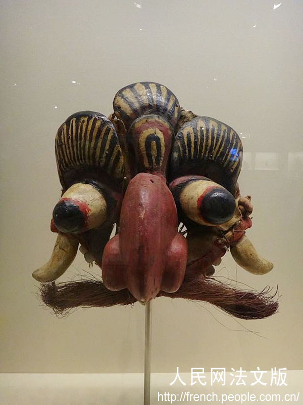 Un masque d'exorcisme du Sri Lanka, qui est fait de bois, de fourrure, de fibres végétales, de porcelaine, de coquillages et de cuir