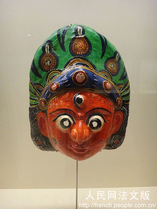 Un masque Kumari en carton laqué venant de Kathmandou, au Népal