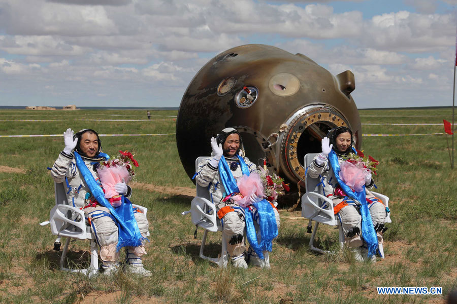 Les astronautes de la mission spatiale Shenzhou-10 ont déclaré qu'ils se sentaient bien après leur sortie de la capsule de retour du vaisseau spatial mercredi matin. 