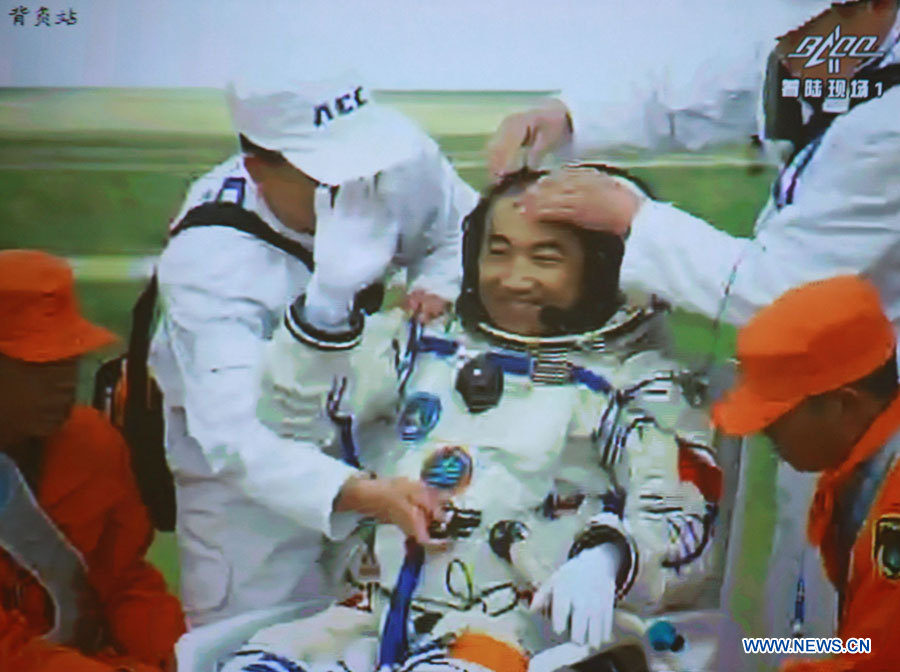 L'astronaute Zhang Xiaoguang est sorti avec succès de la capsule de retour du vaisseau spatial de Shenzhou-10 mercredi à 9h41 (heure de Beijing), à la suite des ses deux autres collègues astronautes. 