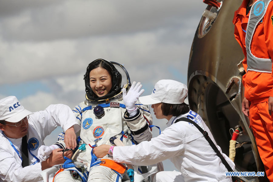 L'astronaute chinoise Wang Yaping, membre de l'équipage de la mission spatiale Shenzhou-10, a quitté la capsule de rentrée du vaisseau spatial mercredi matin à 09h36, juste après le commandant de la mission Nie Haisheng. 