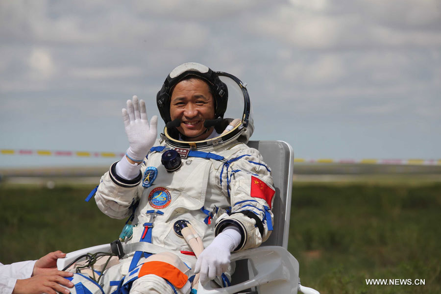 Nie Haisheng, commandant de la mission spatiale Shenzhou-10, est sorti le premier de la capsule de retour à 9h30 le 26 juin 2013, après un séjour de 15 jours dans l'espace. Avec son retour, M. Nie a établi un record à battre pour les astronautes chinois de 470 heures dans l'espace en deux missions.