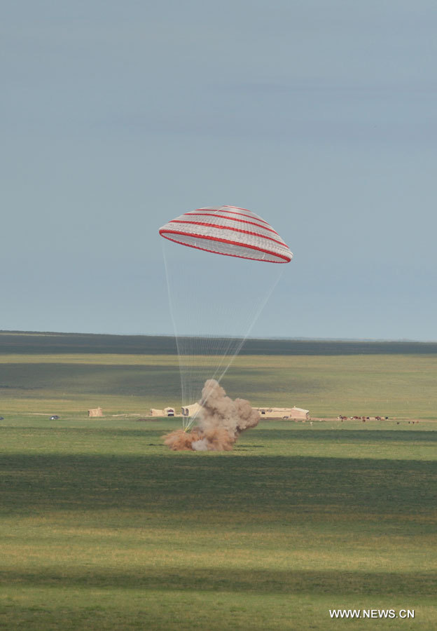 La capsule de retour du vaisseau spatial Shenzhou-10 a touché le sol avec succès mercredi à 8h07 sur le site d'atterrissage principal situé dans la région autonome de Mongolie intérieure. 