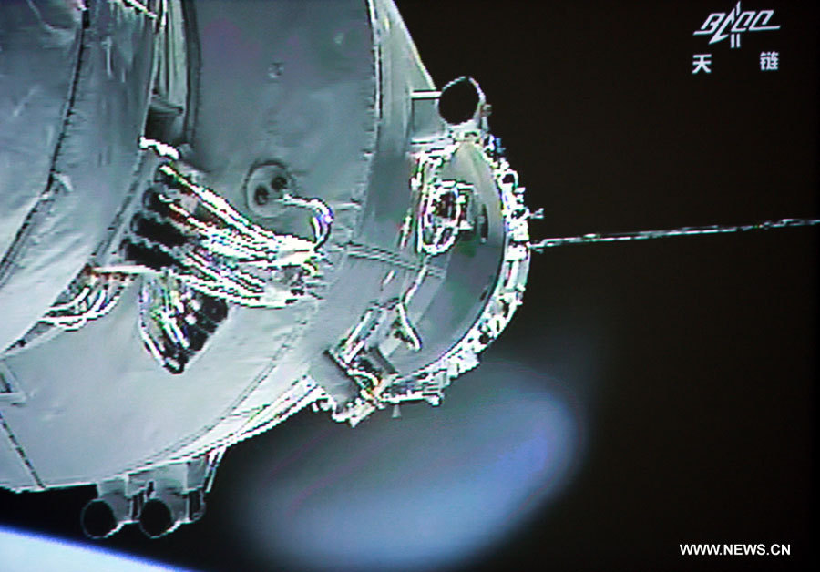 Le 13 juin 2013, le vaisseau spatial habité Shenzhou-10 a achevé avec succès jeudi à 13h18, l'amarrage automatique avec le module spatial en orbite Tiangong-1. 