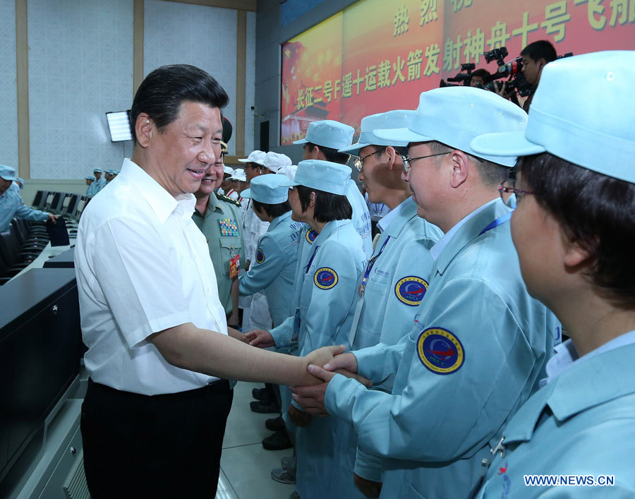 Le 11 juin 2013, le président chinois Xi Jinping a rencontré les représentants des organisations participant à la mission spatiale habitée Shenzhou-10 au Centre de lancement de satellites de Jiuquan dans la province du Gansu (nord-ouest). 