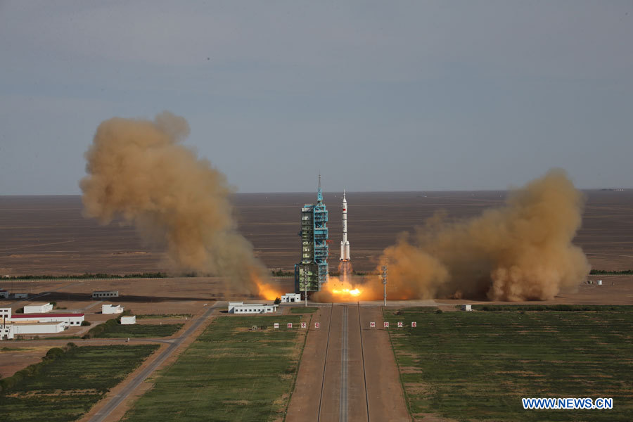 Le 11 juin 2013, le vaisseau spatial habité chinois Shenzhou-10, transporté par une fusée porteuse Longue Marche-2F, a décollé depuis le Centre de lancement de satellites de Jiuquan, dans le nord-ouest de la Chine. 