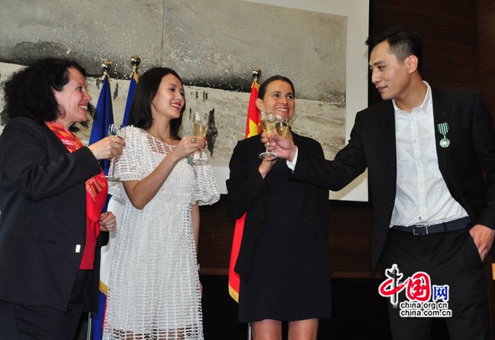 Zhang Ziyi et Liu Ye reçoivent l'insigne de chevaliers des Arts et des Lettres (11)