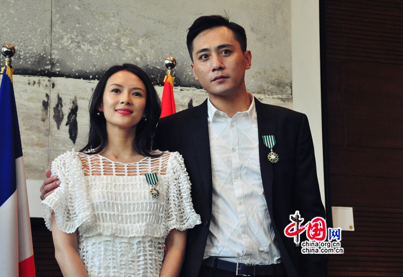 Zhang Ziyi et Liu Ye reçoivent l'insigne de chevaliers des Arts et des Lettres
