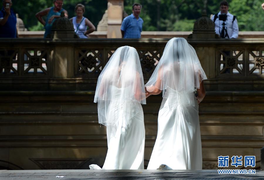 Photo - un couple homosexuel en robe de mariée aux Etats-Unis (3)