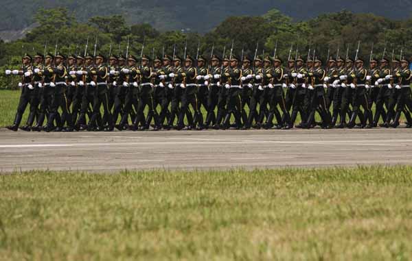 Des soldats de l’armée de terre de l’APL défilent lors d'une journée portes ouvertes à la caserne Shek Kong à Hong Kong le 30 juin 2013. [Photo / agences]