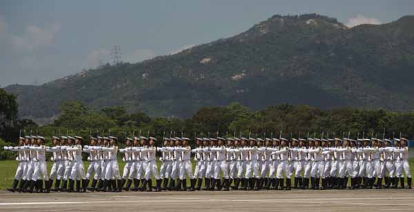Des soldats de la marine de l’APL défilent lors d'une journée portes ouvertes à la caserne Shek Kong à Hong Kong le 30 juin 2013. [Photo / agences]