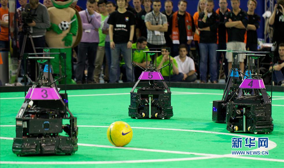 Le 30 juin à Eindhoven, aux Pays-Bas, l'« Équipe de l'eau » (en violet) de l'Université des Sciences et Technologies de l'Information de Beijing affronte l'équipe néerlandaise d'Eindhoven « Tech United » (en bleu) aux Pays-Bas lors de la compétition de football pour robots RoboCup.