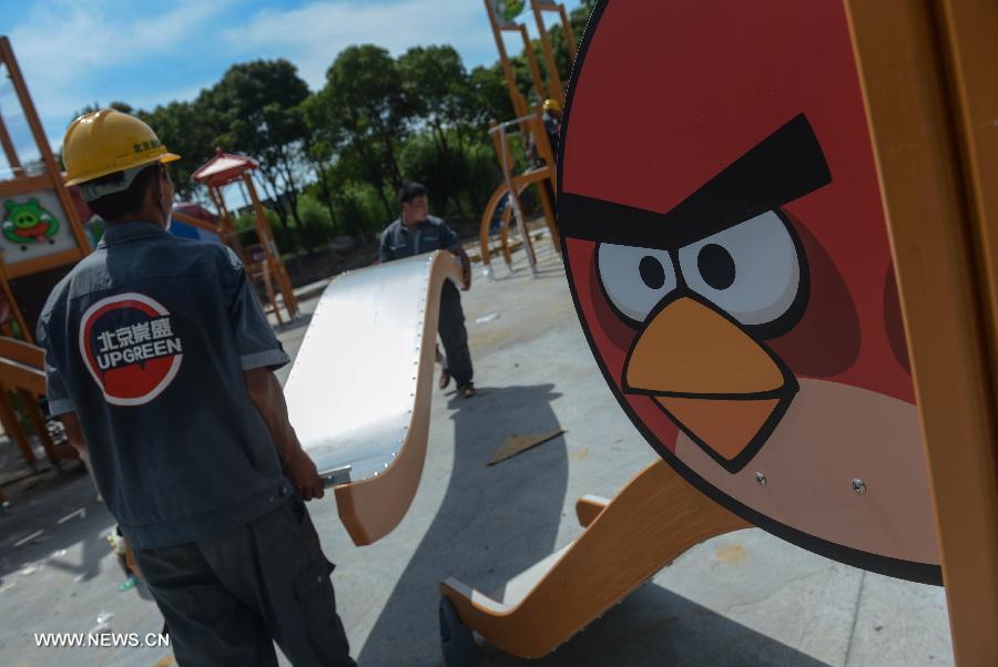 Un ouvrier sur le chantier de construction d'un parc à thème sur les Angry Birds à Haining, dans la Province du Zhejiang, dans l'Est de la Chine, le 2 juillet 2013.