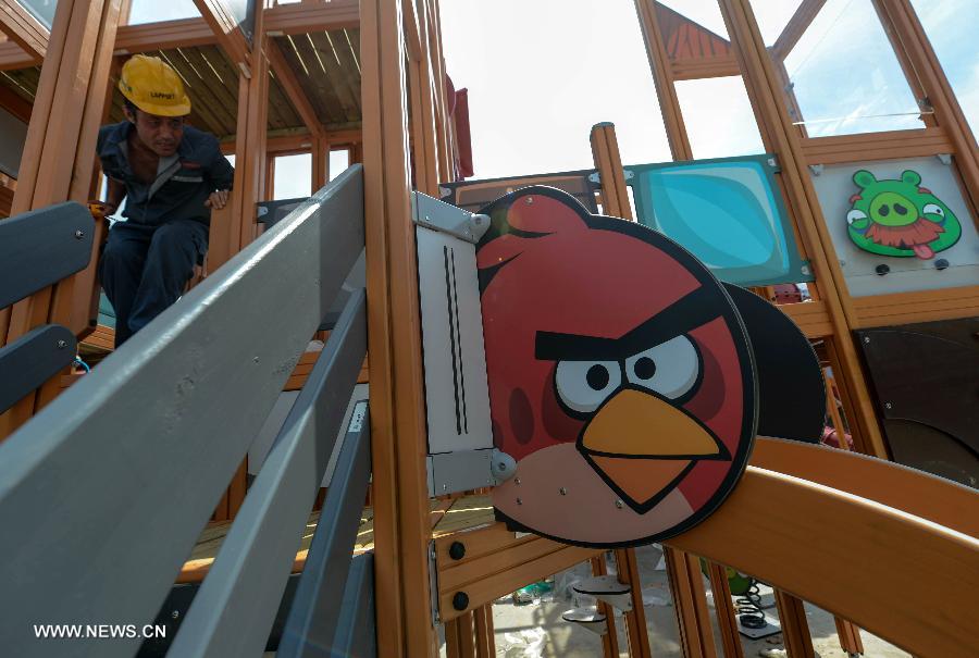 Un ouvrier sur le chantier de construction d'un parc à thème sur les Angry Birds à Haining, dans la Province du Zhejiang, dans l'Est de la Chine, le 2 juillet 2013.