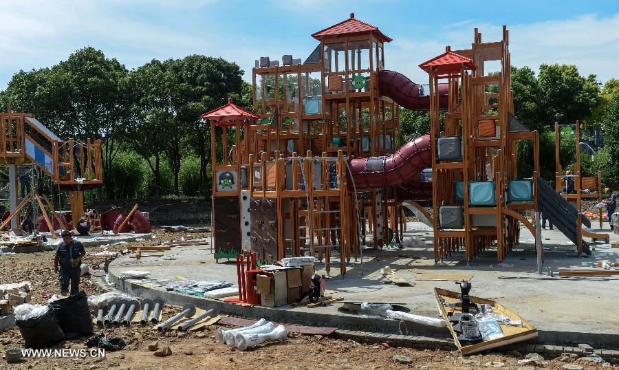 Photo prise le 2 juillet 2013 montrant le chantier de construction d'un parc à thème sur les Angry Birds à Haining, dans la Province du Zhejiang, dans l'Est de la Chine. [Photo / Xinhua]