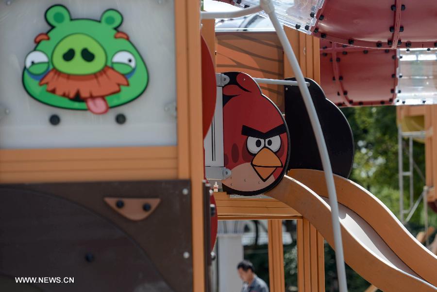 Photo prise le 2 juillet 2013 montrant le chantier de construction d'un parc à thème sur les Angry Birds à Haining, dans la Province du Zhejiang, dans l'Est de la Chine. [Photo / Xinhua]