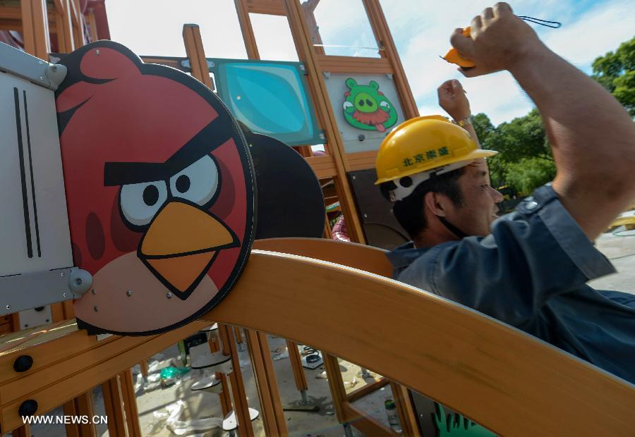 Photo prise le 2 juillet 2013 montrant des installations de divertissement dans un parc à thème sur les Angry Birds à Haining, dans la Province du Zhejiang, dans l'Est de la Chine. Le parc à thème Angry Birds, le premier du genre en Chine, est en construction et devrait ouvrir ses portes au public en octobre. Les Angry Birds, créés par la société finlandaise Rovio Entertainment, sont un jeu populaire sur les smartphones et les tablettes informatiques. [Photo / Xinhua]
