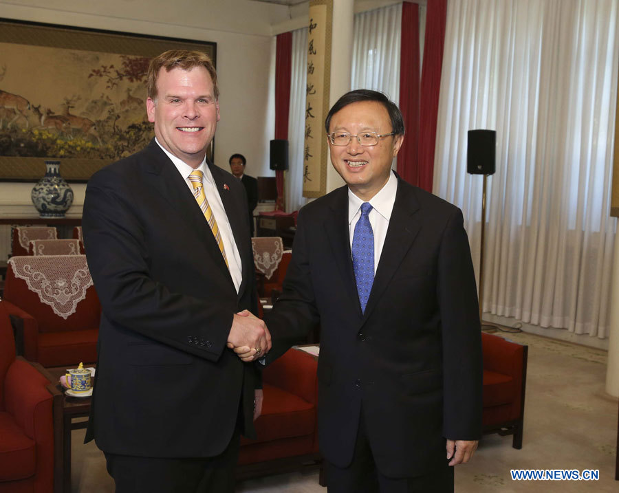 Yang Jiechi rencontre le ministre canadien des A.E.