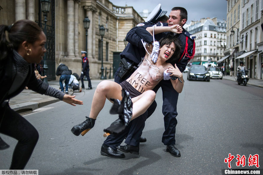 Des membres d'un groupe féministe protestent devant le Palais de l'Elysée  (2)