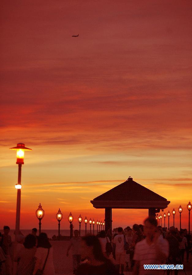 Photo prise le 3 juillet montrant des touristes venant du monde entier admirant de beaux paysages du coucher du soleil dans le district de Tamsui à Taiwan. 