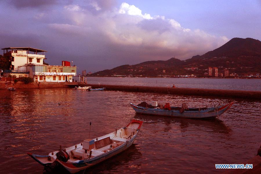 Photo prise le 3 juillet montrant de beaux paysages du coucher du soleil dans le district de Tamsui à Taiwan.