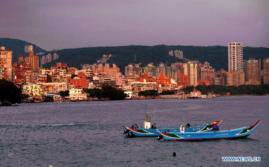 Photo prise le 3 juillet montrant de beaux paysages du coucher du soleil dans le district de Tamsui à Taiwan.