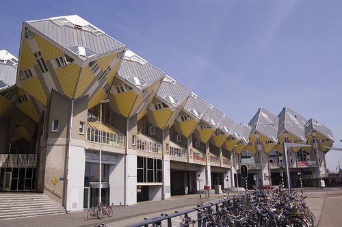 16. Les maisons cubesVille : Rotterdam, Pays-BasConstruits en 1984 au dessus d'une passerelle pour piétons, ces 38 cubes sont des habitations donnant sur un quartier commercial regorgeant de restaurants et de boutiques.