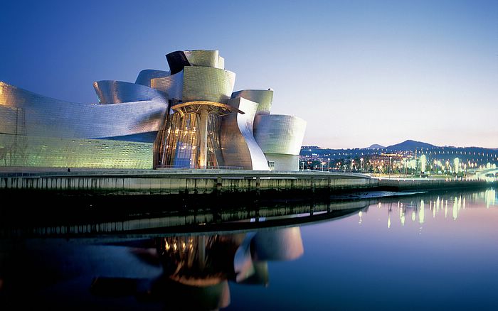 10. Le Musée GuggenheimVille : Bilbao, EspagneL'architecte Frank Gehry a conçu ce Musée Guggenheim, qui se situe dans une ville industrielle du nord de l'Espagne.