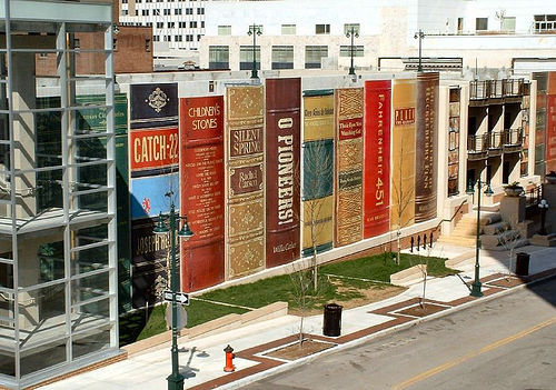 9. La bibliothèque de Kansas CityVille : Kansas City, dans l'État américain du MissouriCe bâtiment atypique est le parking de la bibliothèque centrale de Kansas City. Les titres des 22 livres ont été sélectionnés par le conseil d'administration de la bibliothèque d'après les suggestions des adhérents.