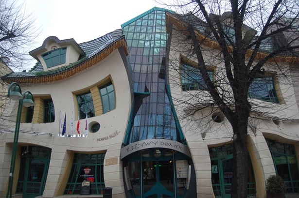 7. La maison tordueVille : Sopot, PologneLa maison courbée est située au milieu d'un centre commercial. Construite en 2003, cette maison est exploitée à des fins marchandes.